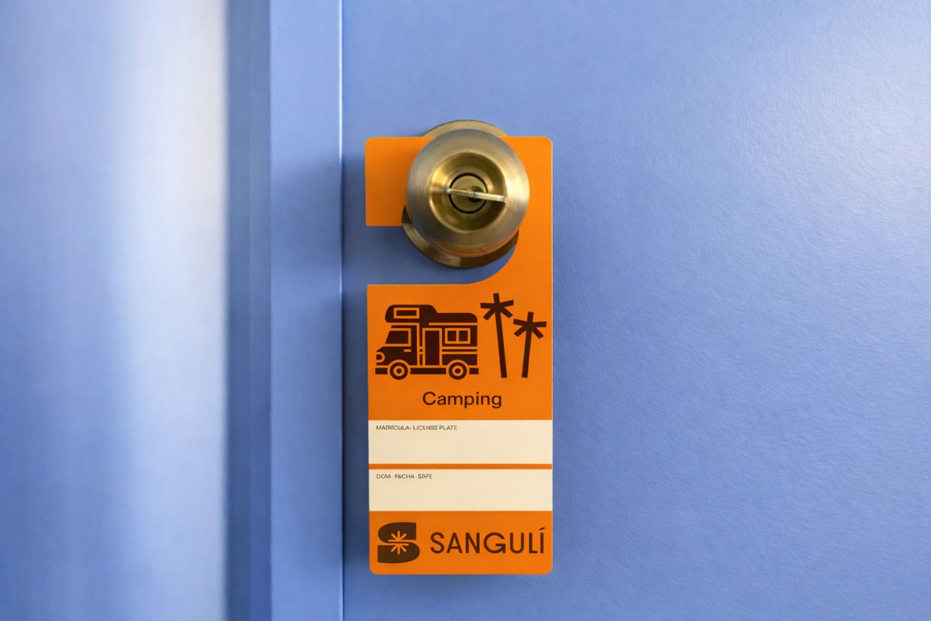 Puerta azul con colgador naranja de camping